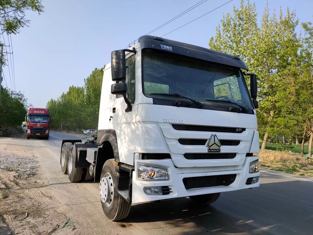 300Ltrの燃料タンク シノトラック ホウ 6x4 全輪駆動 トラクター トラック