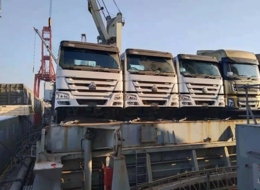 300Ltrの燃料タンク シノトラック ホウ 6x4 全輪駆動 トラクター トラック