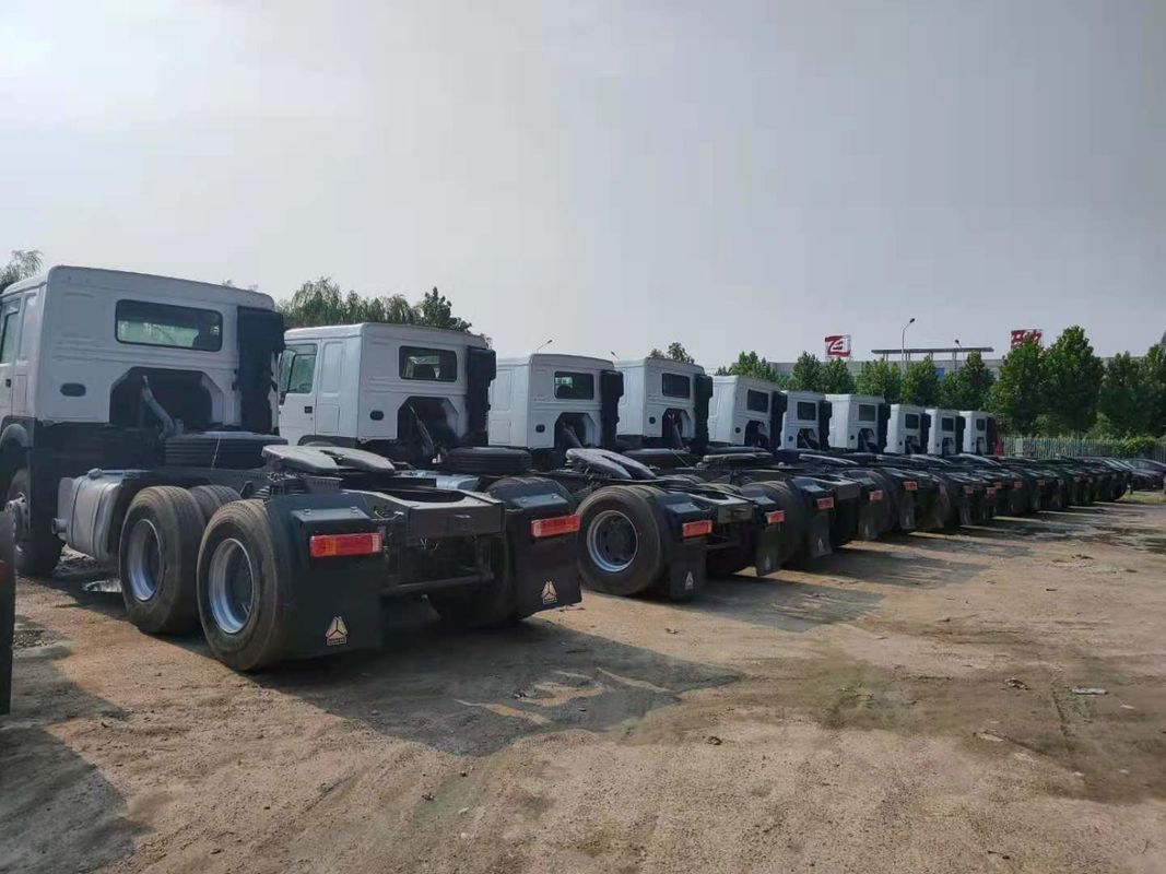 300Ltrの燃料タンク シノトラック ホウ 6x4 全輪駆動 トラクター トラック