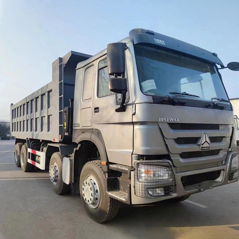 貨物輸送 Sinotruk Howo 8x4 ダンプトラック 300Ltr 燃料タンクと 400hp