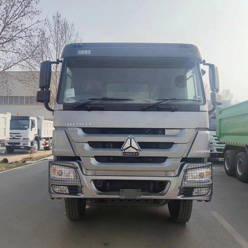 貨物輸送 Sinotruk Howo 8x4 ダンプトラック 300Ltr 燃料タンクと 400hp