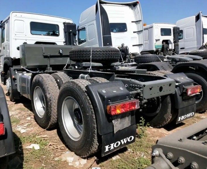 強力なカミンズ 400hp 左駆動 10 タイヤ 6x4 シノトルク ホハンヘッド トラクター トラック