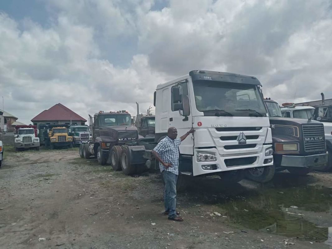 高級標準の改装されたHOWO76 キャビ 25000kg 負荷ダンプトラック 6*4 性能