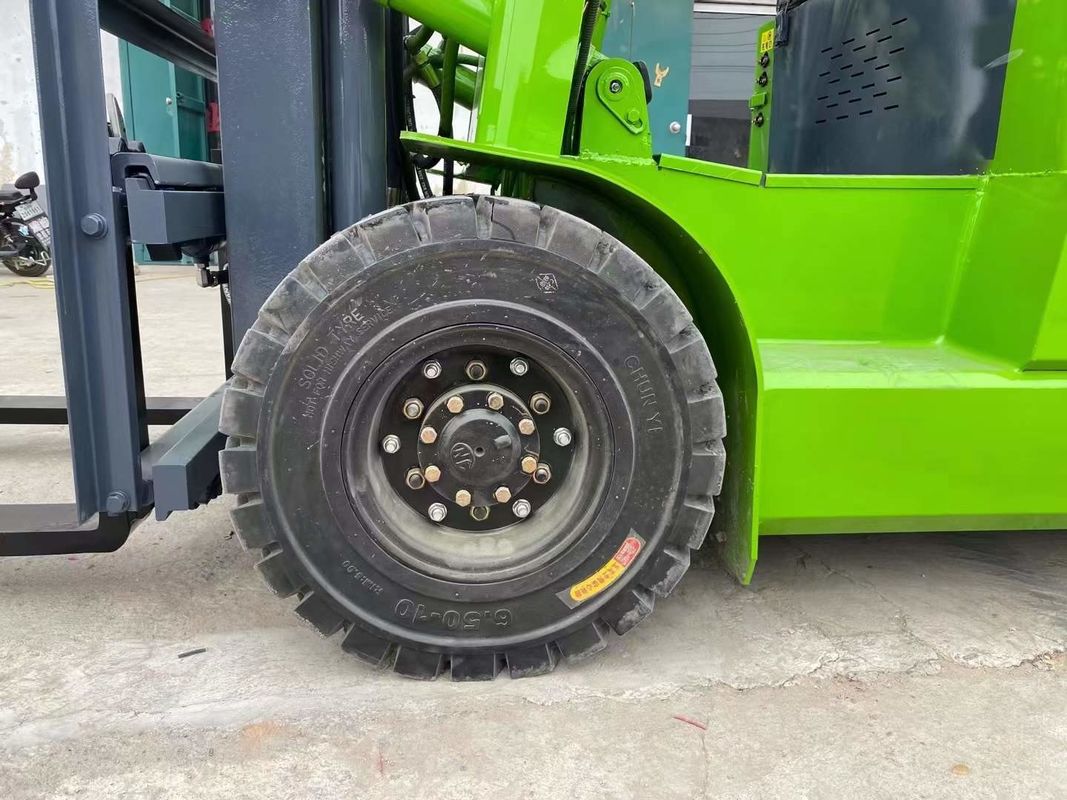 リアルメリットと14.4kWリフティングモーターパワー 5トンの荒地フォークリフト