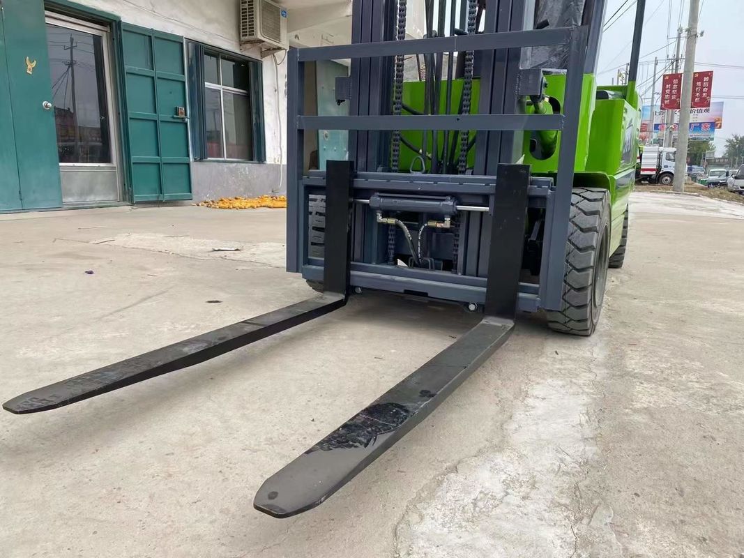 リアルメリットと14.4kWリフティングモーターパワー 5トンの荒地フォークリフト