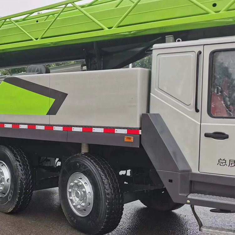 マレーシアの25トンの移動クレーン ズームリオン 130トンのトラッククレーン