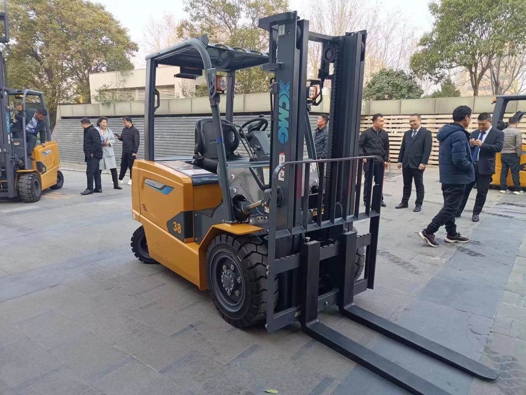 3.8 トンのフォークリフトで,性能が良し,高さ2540mmで手頃な価格で