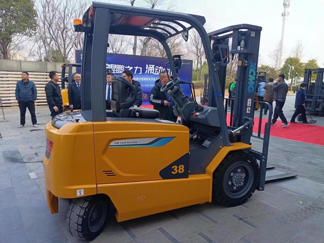 3.8 トンのフォークリフトで,性能が良し,高さ2540mmで手頃な価格で