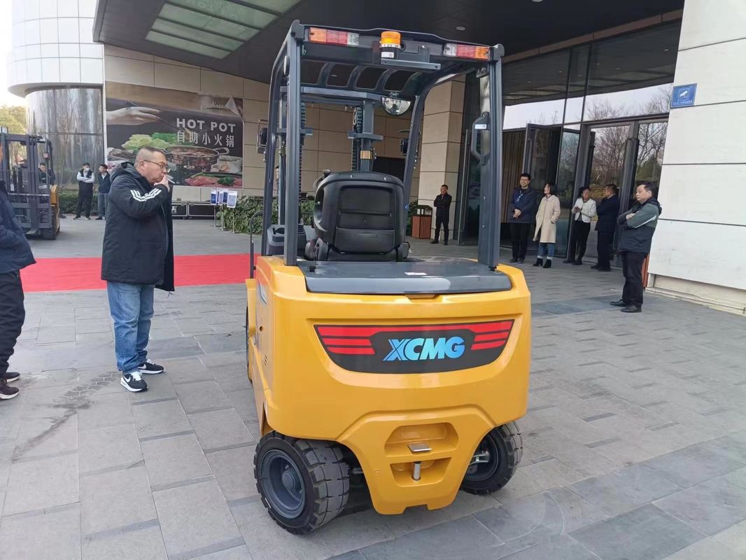 3.8 トンのフォークリフトで,性能が良し,高さ2540mmで手頃な価格で