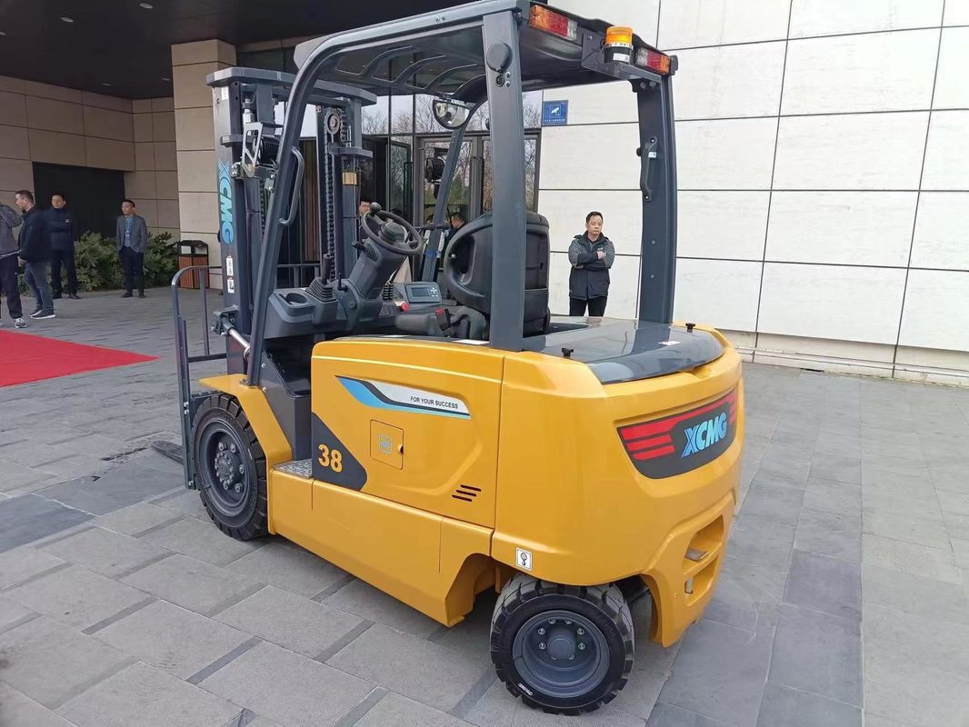 3.8 トンのフォークリフトで,性能が良し,高さ2540mmで手頃な価格で