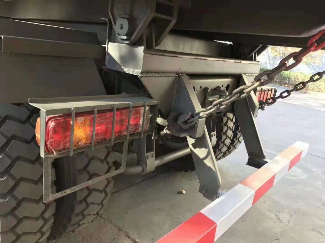 HOWO 6x4 371hp 30トン レッドティッパートラック WEICHAIエンジンと3人の乗客を搭載したダンプトラック