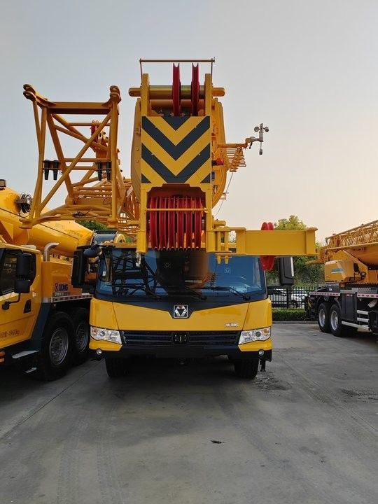 25トンの使用型移動クレーンQY25K5A 最大運転速度75km/hでクレーン付きトラック