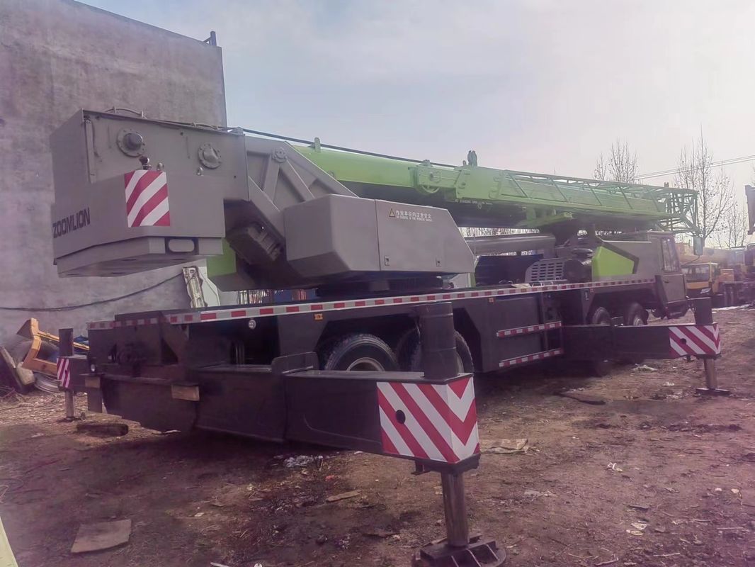 販売 中古トラッククレーン Zoomlion ZTC700V 70 トンマックス.他のエンジンから負荷を上げ