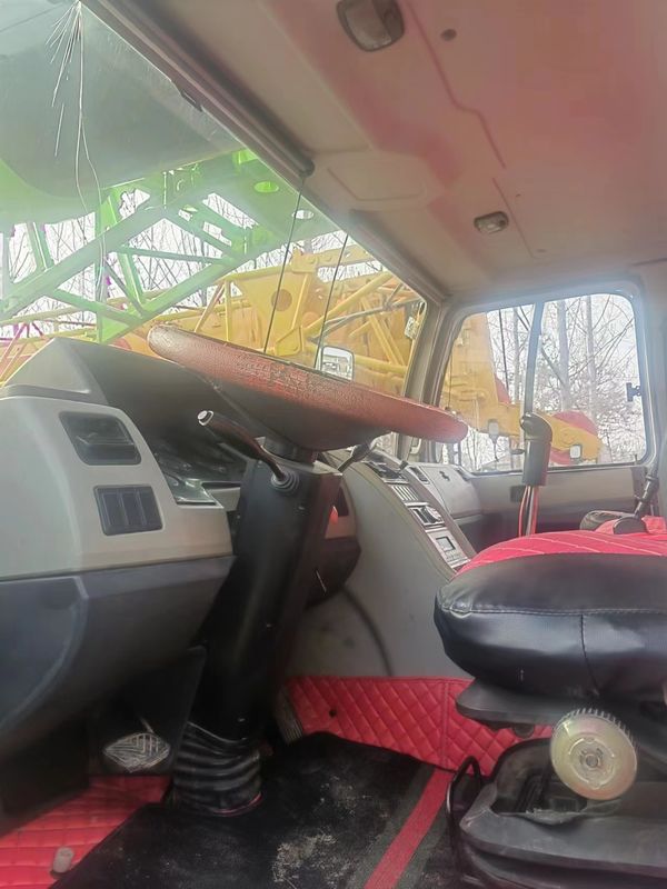 販売 中古トラッククレーン Zoomlion ZTC700V 70 トンマックス.他のエンジンから負荷を上げ