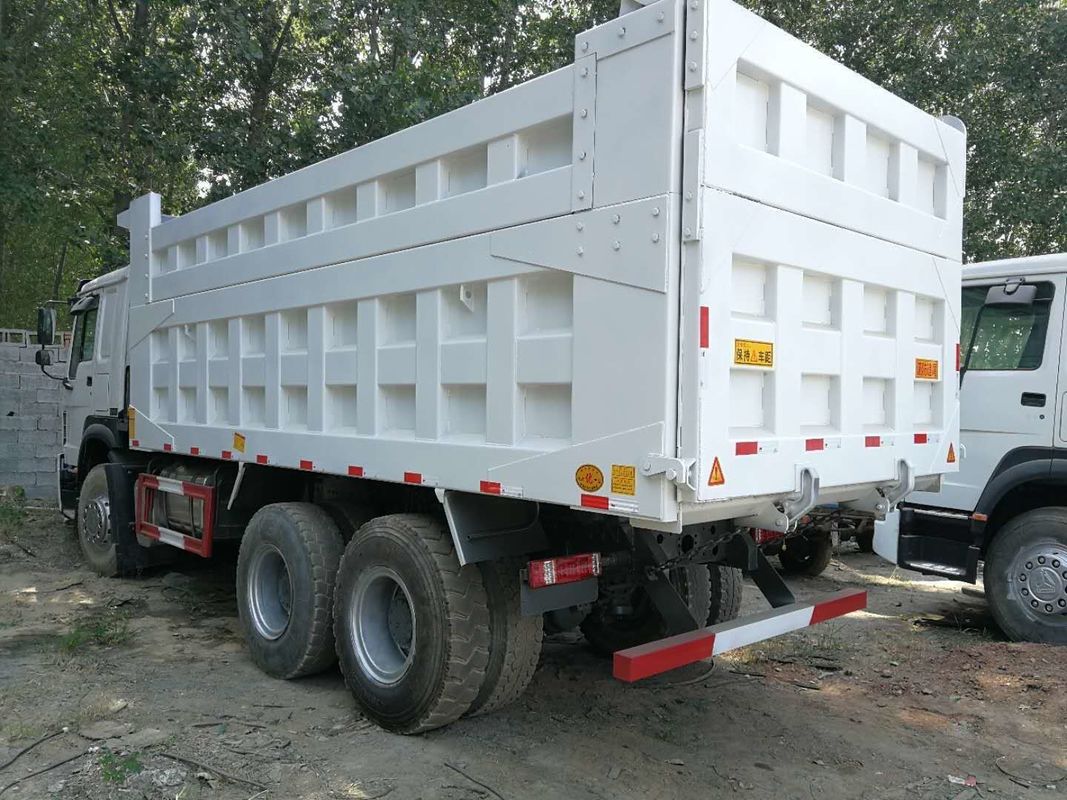 普通の運転席 重荷トラック シノ シノトラック ホウ 371hp 6x4 8x4 ティッパー 使用済みダンプトラック