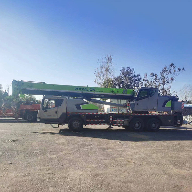 25トンのクレーン 建設工事におけるパワーと精度の完璧な組み合わせ