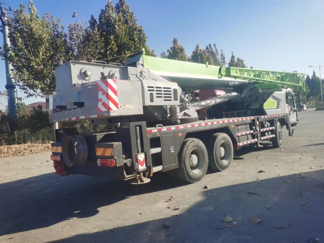 25トンのクレーン 建設工事におけるパワーと精度の完璧な組み合わせ