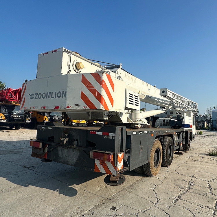 白色と水力シリンダーを持つ25トンのズームリオン建設クレーン