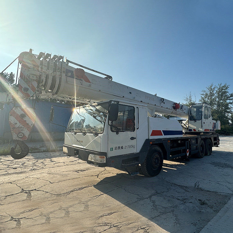 白色と水力シリンダーを持つ25トンのズームリオン建設クレーン