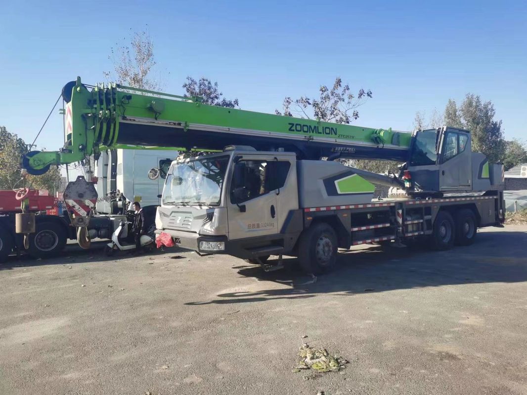 グッド・ズームリオン 25トンのトラッククレーン 緑色の設計と最大運転速度80km/h