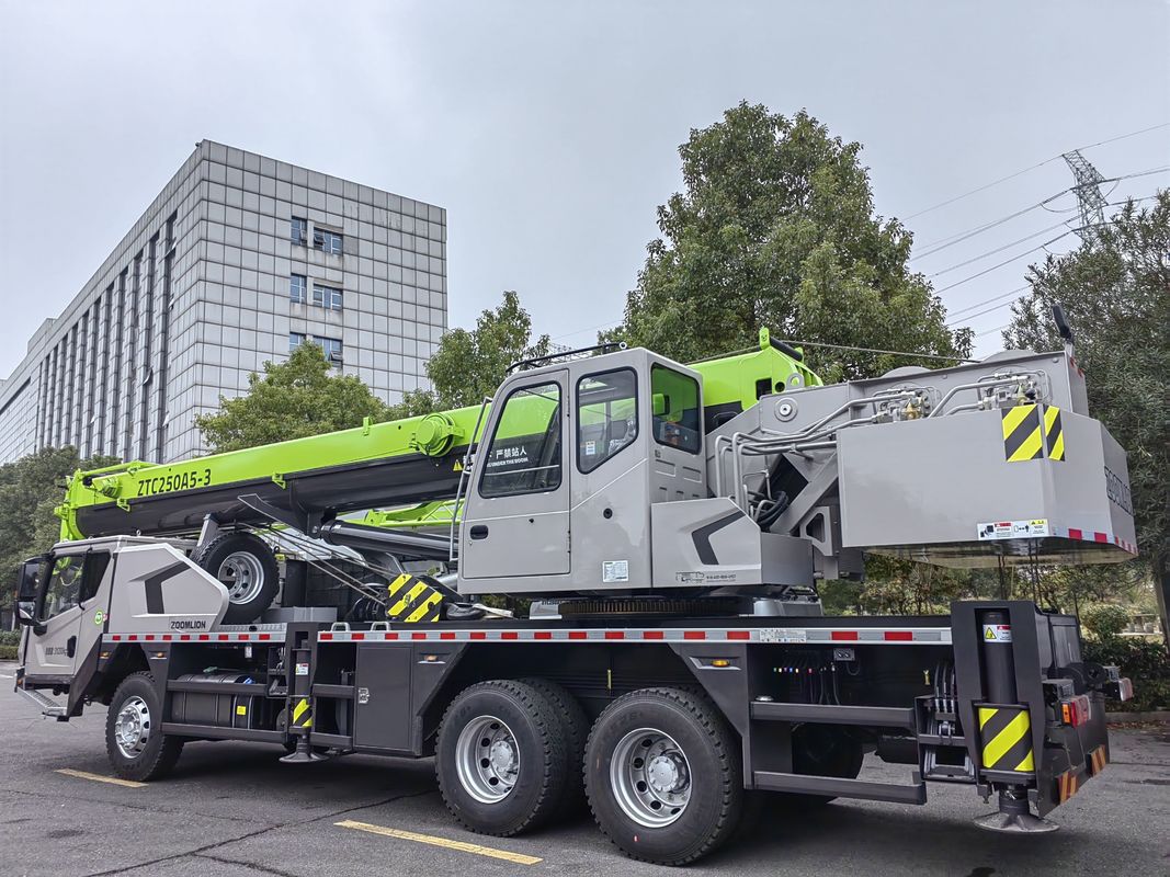 良好な状態で 25トンの持ち上げ能力と32.3tの作業重量を持つ 41mのトラッククレーン