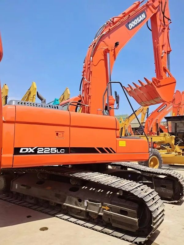 最大掘削半径 10705 mm 110 kw 状態良好 ドーサン DX225 LC クローラー 掘削機