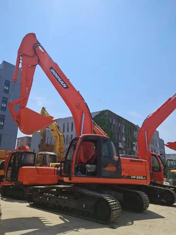 最大掘削半径 10705 mm 110 kw 状態良好 ドーサン DX225 LC クローラー 掘削機