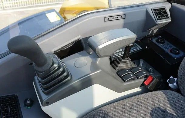 サニー 35u クロール掘削機 4855mm 最大掘削高さ 5.8 トン稼働重量