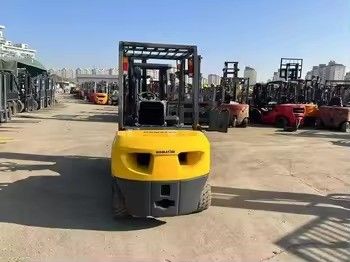 日本で使用されたコマツーFD30 3トンのディーゼルフォークリフト 4D94LEエンジンモデル