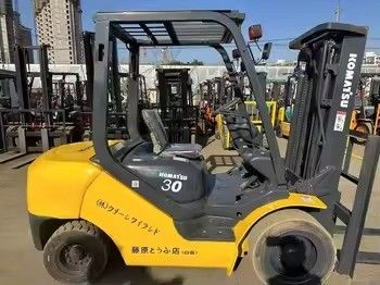 日本で使用されたコマツーFD30 3トンのディーゼルフォークリフト 4D94LEエンジンモデル