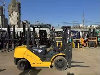 日本で使用されたコマツーFD30 3トンのディーゼルフォークリフト 4D94LEエンジンモデル