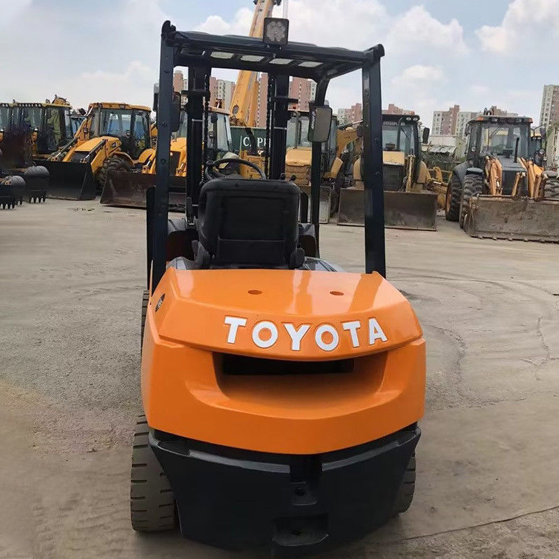 2WD 4WD 2ステージマストと24Vフォークリフト回転フォークを持つ3トンのトヨタの中古フォークリフト