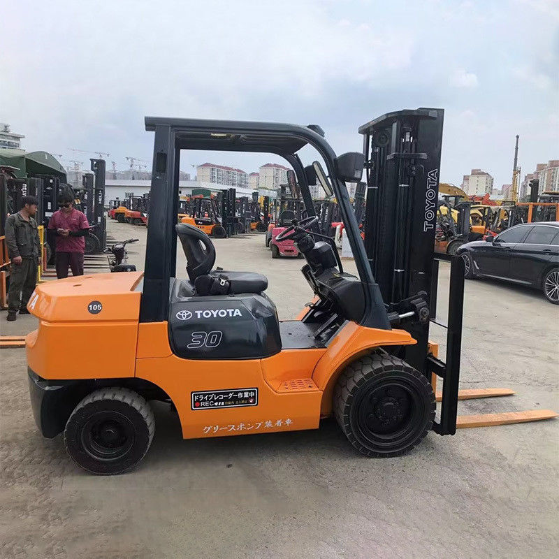 2WD 4WD 2ステージマストと24Vフォークリフト回転フォークを持つ3トンのトヨタの中古フォークリフト