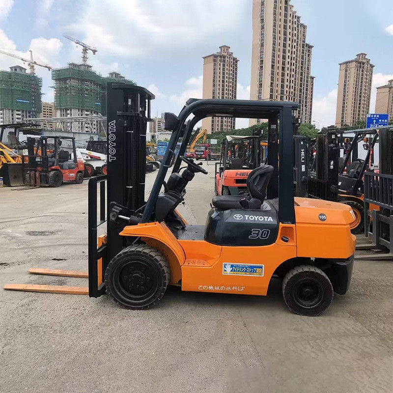 2WD 4WD 2ステージマストと24Vフォークリフト回転フォークを持つ3トンのトヨタの中古フォークリフト