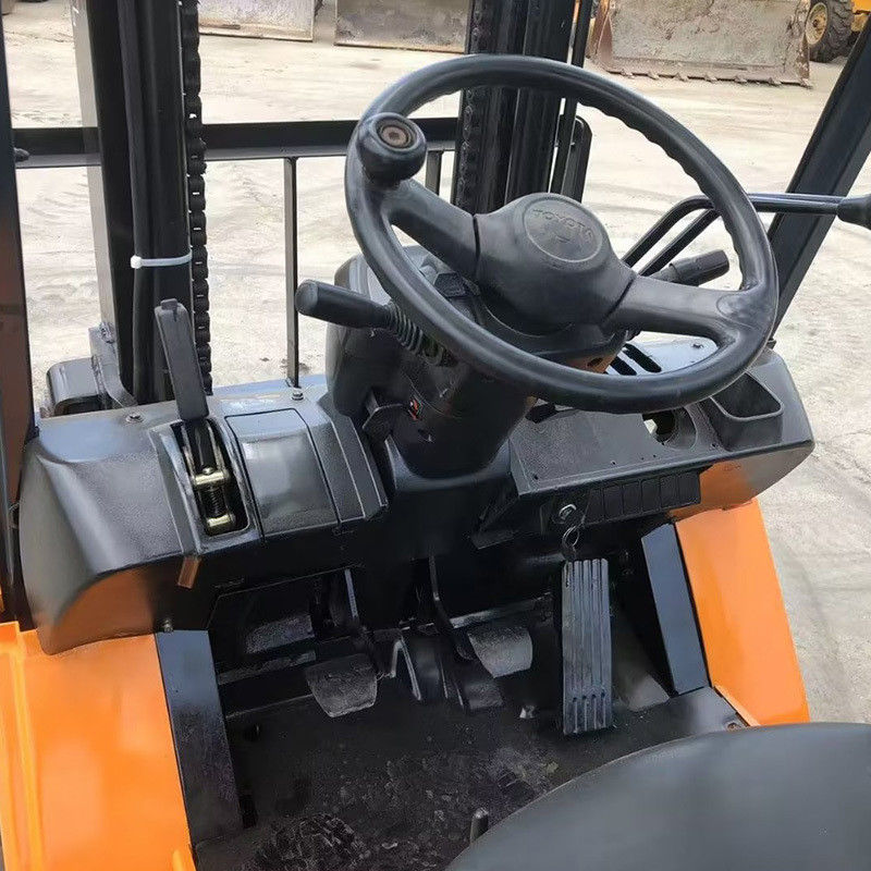 2WD 4WD 2ステージマストと24Vフォークリフト回転フォークを持つ3トンのトヨタの中古フォークリフト