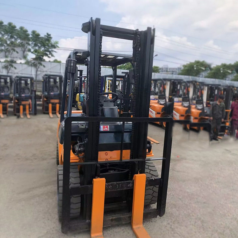 2WD 4WD 2ステージマストと24Vフォークリフト回転フォークを持つ3トンのトヨタの中古フォークリフト