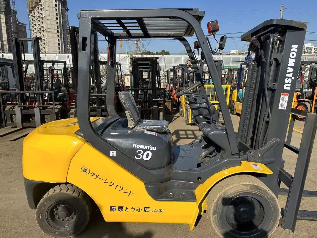 低燃費ディーゼルエンジンの日本コマツシ FD30 3Tミニフォークリフト