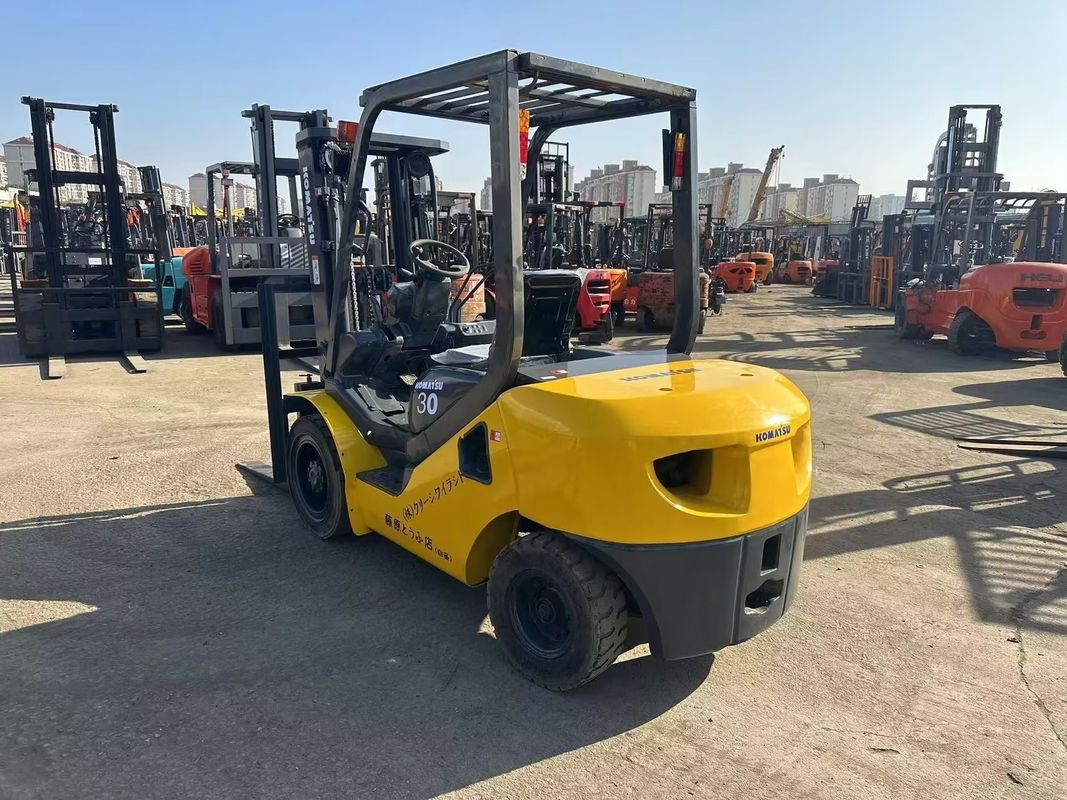 低燃費ディーゼルエンジンの日本コマツシ FD30 3Tミニフォークリフト
