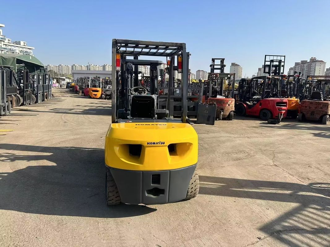 低燃費ディーゼルエンジンの日本コマツシ FD30 3Tミニフォークリフト