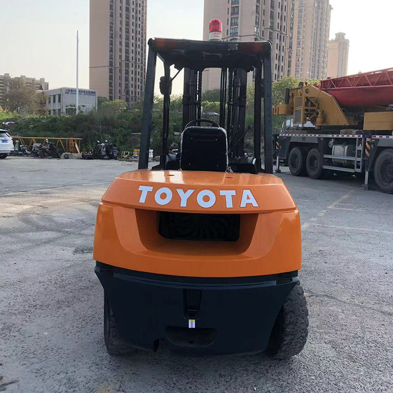 オートマティックトランスミッション 4輪駆動とフォーク幅125の5トン用ディーゼルフォークリフト