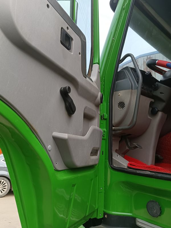 中古シノトラック 6x4 371hp 30tons ハウ・ティッパー・ダンプ・トラック マニュアル・トランスミッションタイプ