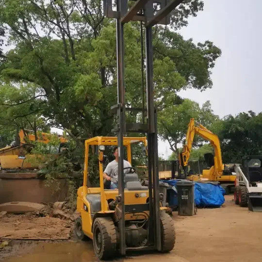 日本における3トンのディーゼルキャットフォークリフト 標準的な持ち上げ高度と150mmのフォーク幅