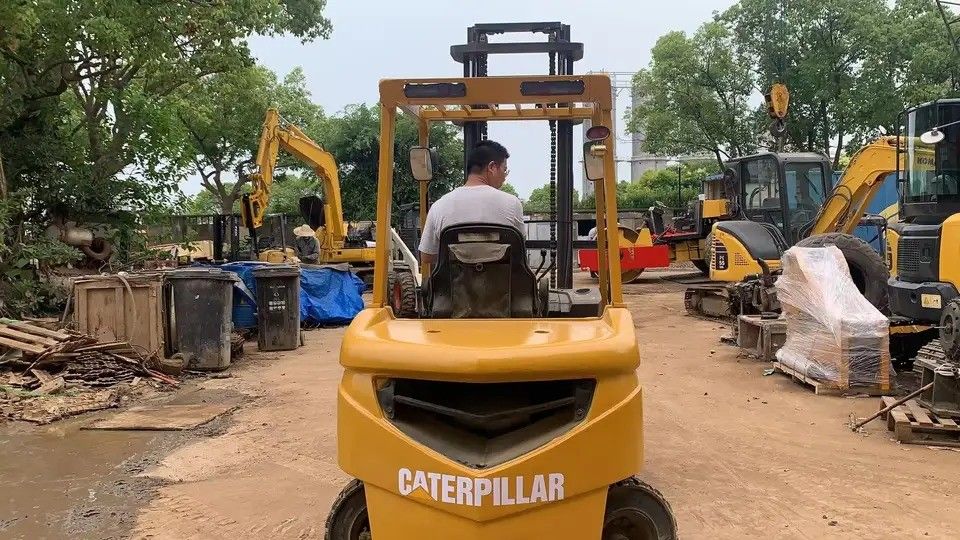 日本における3トンのディーゼルキャットフォークリフト 標準的な持ち上げ高度と150mmのフォーク幅