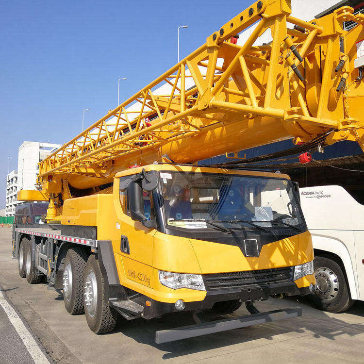 運転中の70トンのトラッククレーン 最大起力高度12.4M-70M,良好状態