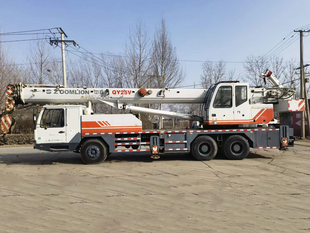 25トンの使用クレーン機 1010KN.M マックス.リフティングロード モバイルホイールトラッククレーン