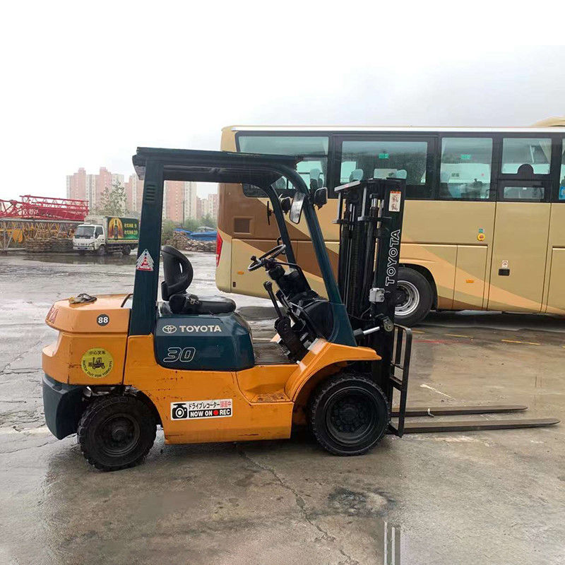 パキスタンで3千キログラムの重み持ちツール トリプレックス3tディーゼル用 サイドウェイ付きフォークリフト