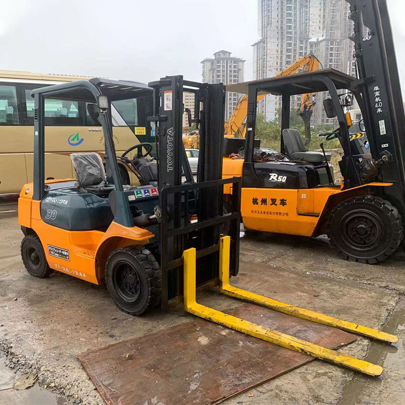 パキスタンで3千キログラムの重み持ちツール トリプレックス3tディーゼル用 サイドウェイ付きフォークリフト