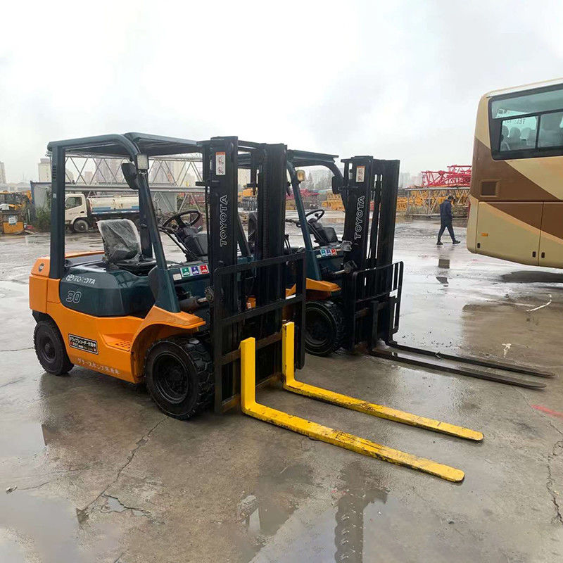 ディーゼルエンジン 日本 トヨタ 倉庫の物料取り扱いに3トンのトライプレックスフォークリフトを使用