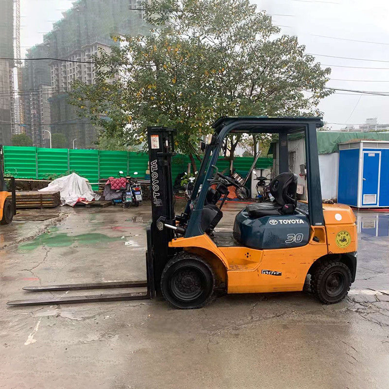 ディーゼルエンジン 日本 トヨタ 倉庫の物料取り扱いに3トンのトライプレックスフォークリフトを使用