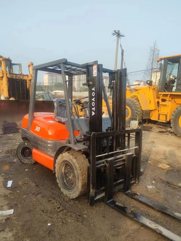 3000 kg 軽量用 ディーゼルエンジンと重心 500mm の日本製フォークリフト